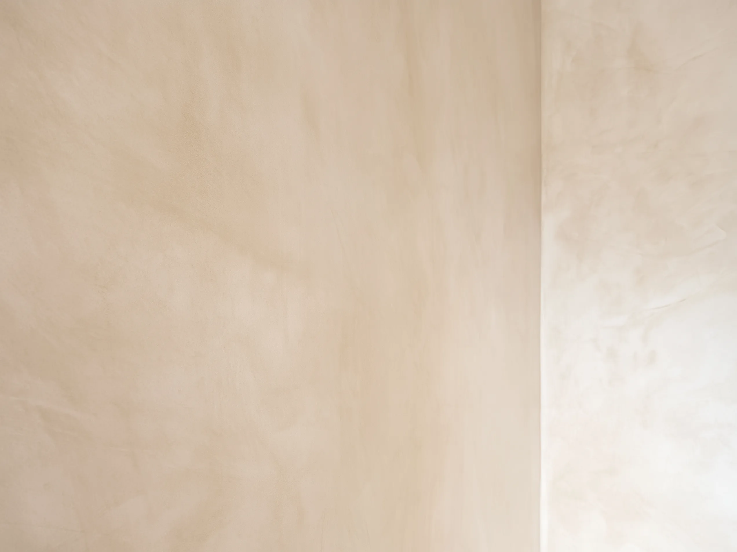 Beige tadelakt afwerking op een muur
